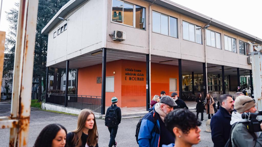 https://www.z3xmi.it/get image/scuola+istituto+molinari+lapresse