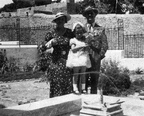 Esther Fintz Menasce? a Rodi con i genitori Esther Fintz Menasce? a Rodi con i genitori