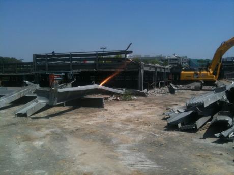 Demolizione parcheggio Linate