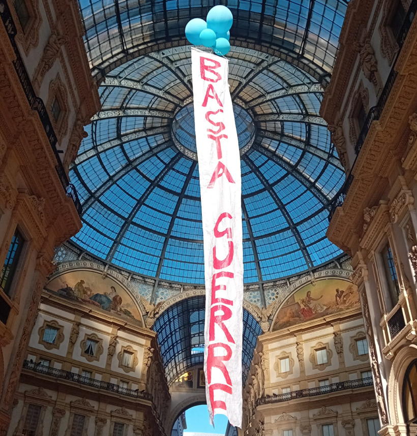 Pressenza striscione in galleria Pressenza striscione in galleria