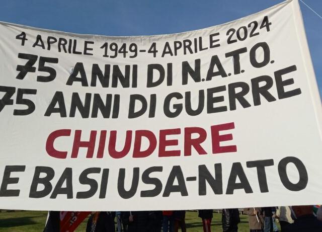 striscione chiudere basi Nato Usa 820x461