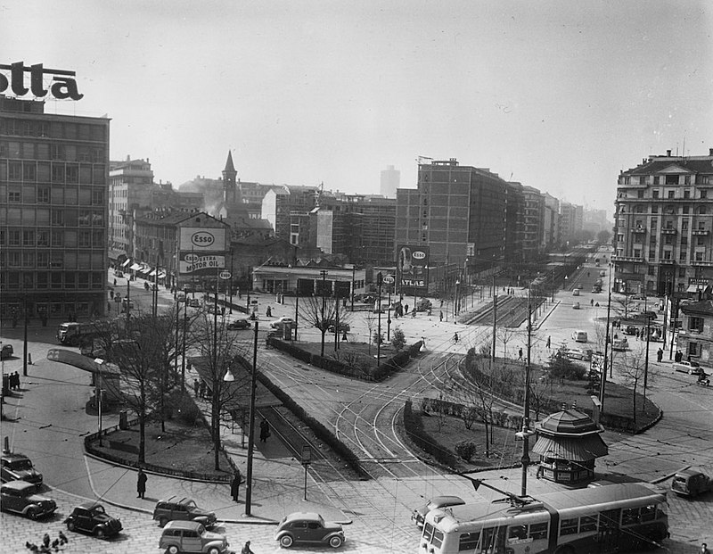 800px Piazzale Loreto benzinaio 1948