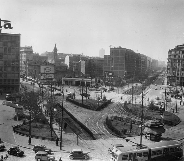 800px Piazzale Loreto benzinaio 1948