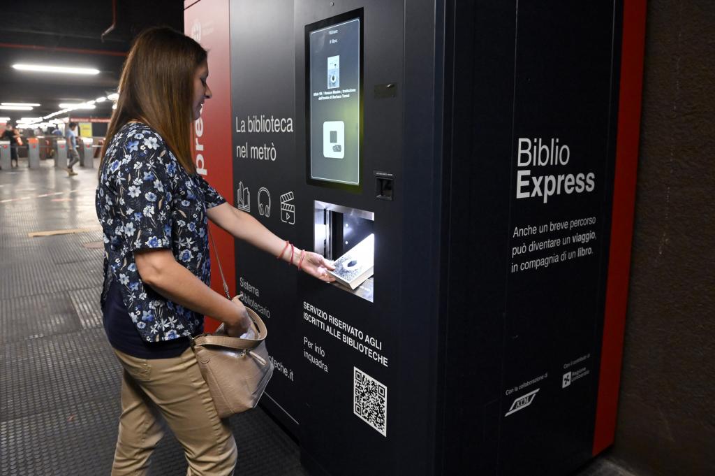 biblioteca nel metro 52240386994 o biblioteca nel metro 52240386994 o