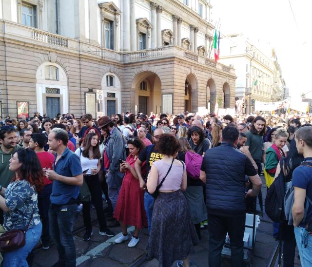 pza Scala ore 17.35 ancora in attesa di entrare (1)